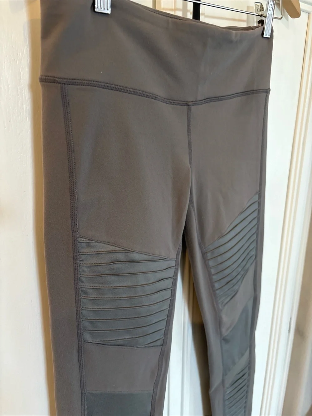 Alo Yoga Moto Leggings Gray Ribbed Panel  Yoga  Size M Low Waist EUC